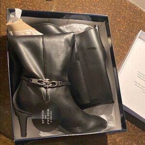 Karen Scott Black Heeled Boots Sleek Leather Design